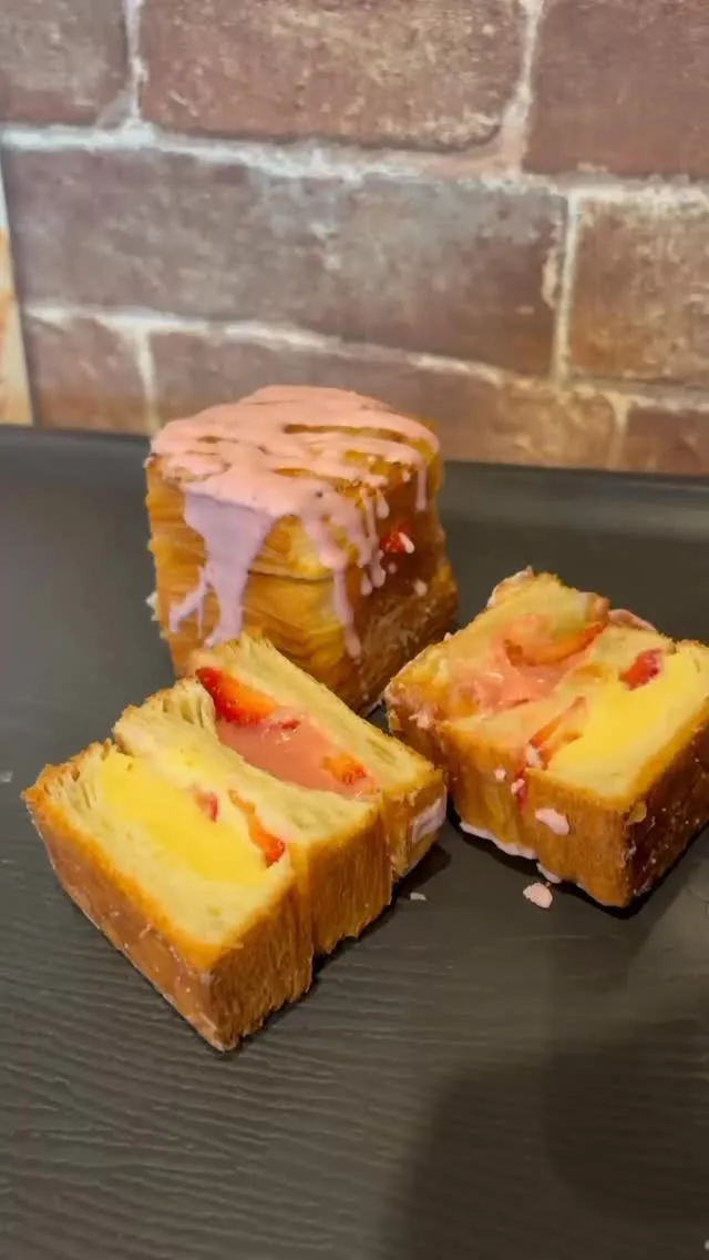 【 至福の苺ミルフィーユクロワッサン 】