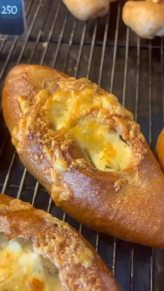 【 ハーブチーズチキンフランス 】